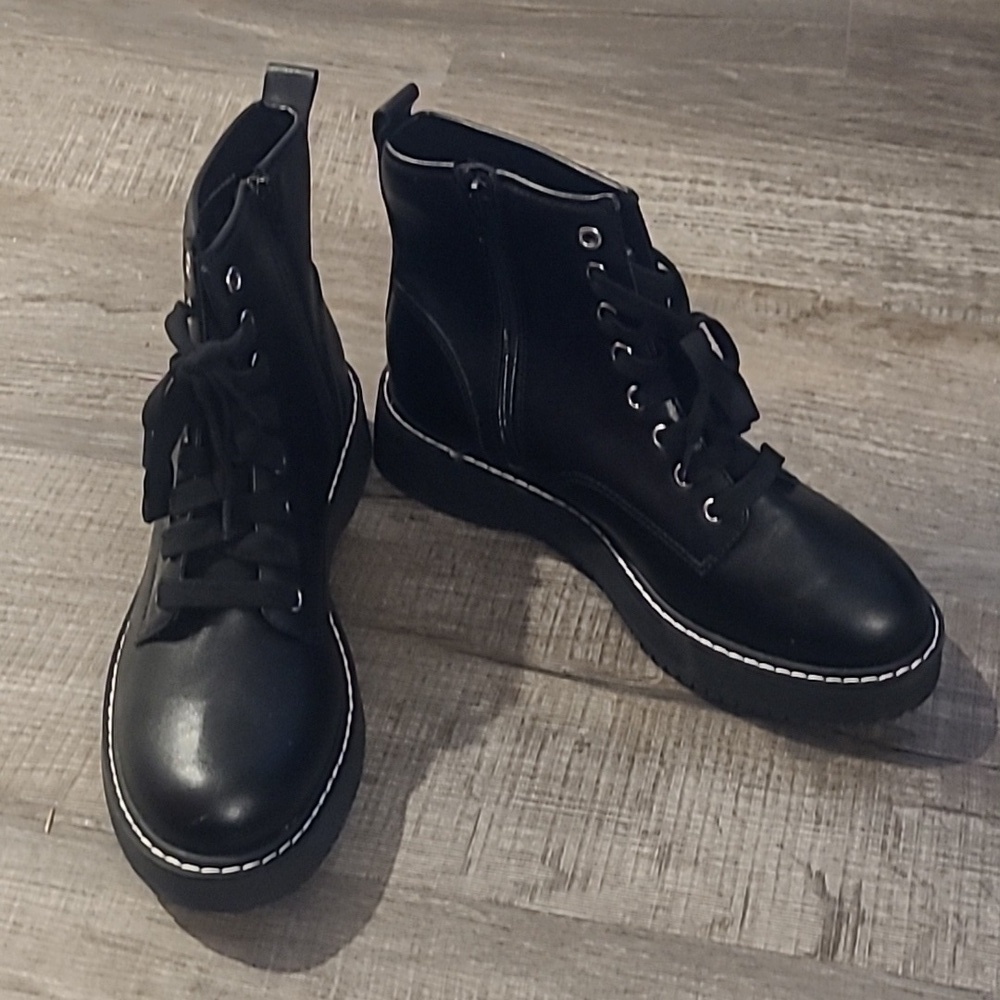 EUC/NWOT Madden NYC Black Leather White Stich Combat Boots Women's Sz 8